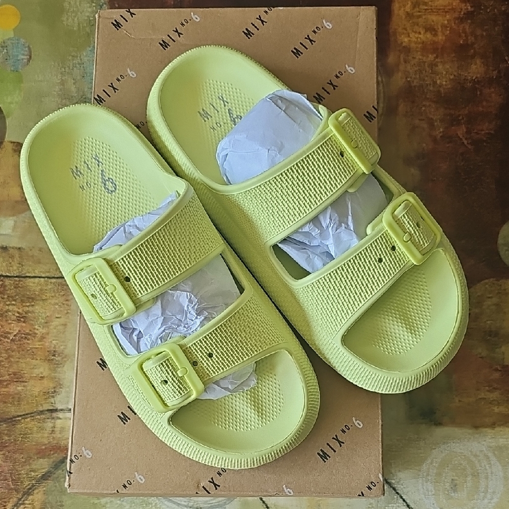 NIB Sz 7M sandals